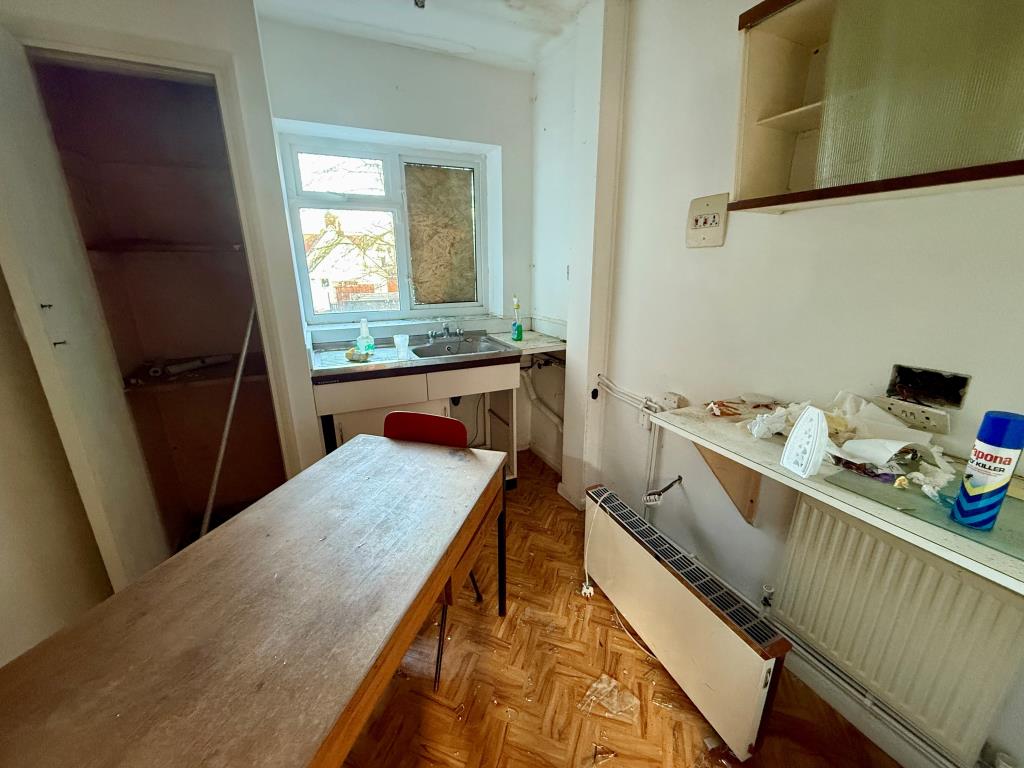 Lot: 58 - DOCTORS SURGERY WITH VACANT UPPER PARTS OFFERING POTENTIAL - Kitchen